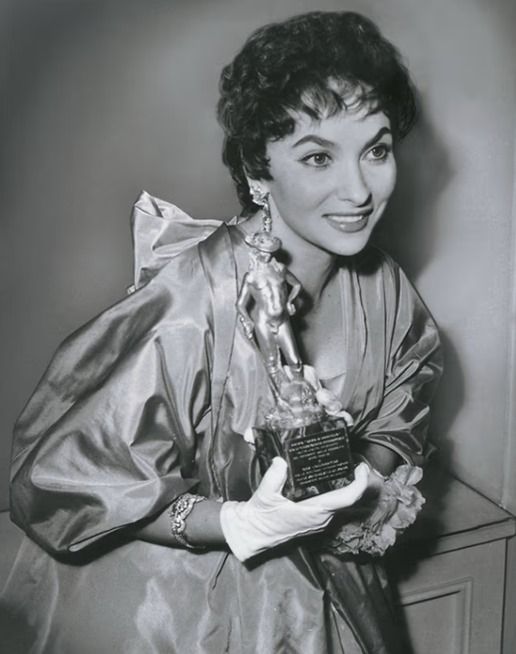 Gina Lollobrigida con il premio “David di Donatello”, 1956. Archivio storico Bvlgari
