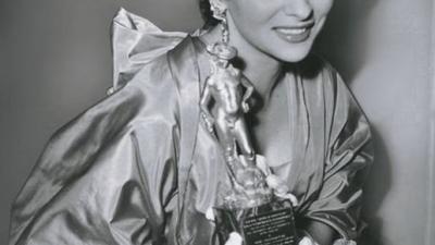 Gina Lollobrigida con il premio “David di Donatello”, 1956. Archivio storico Bvlgari