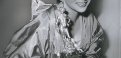 Gina Lollobrigida con il premio “David di Donatello”, 1956. Archivio storico Bvlgari